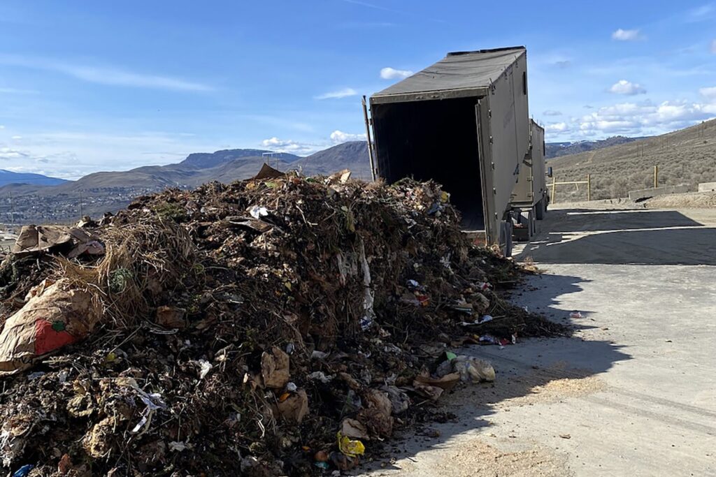A truck picking up compost for Stswekstem.