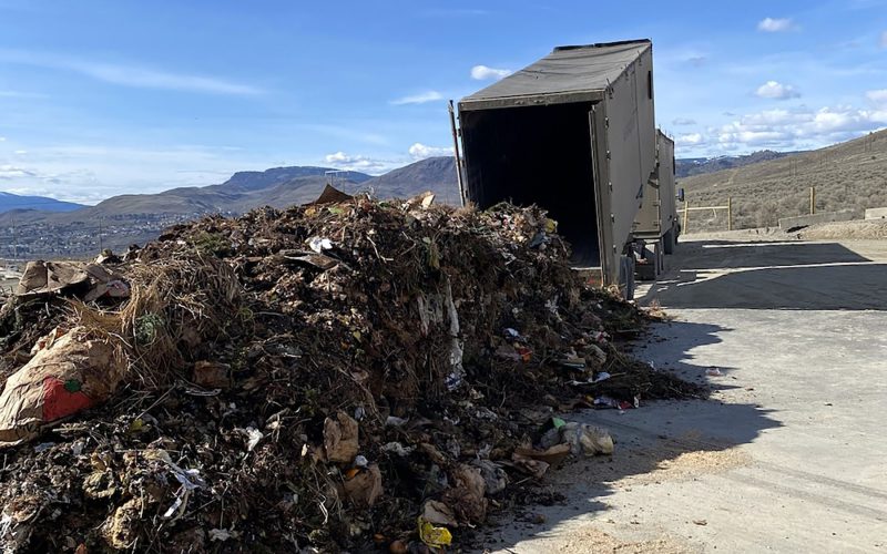 A truck picking up compost for Stswekstem.